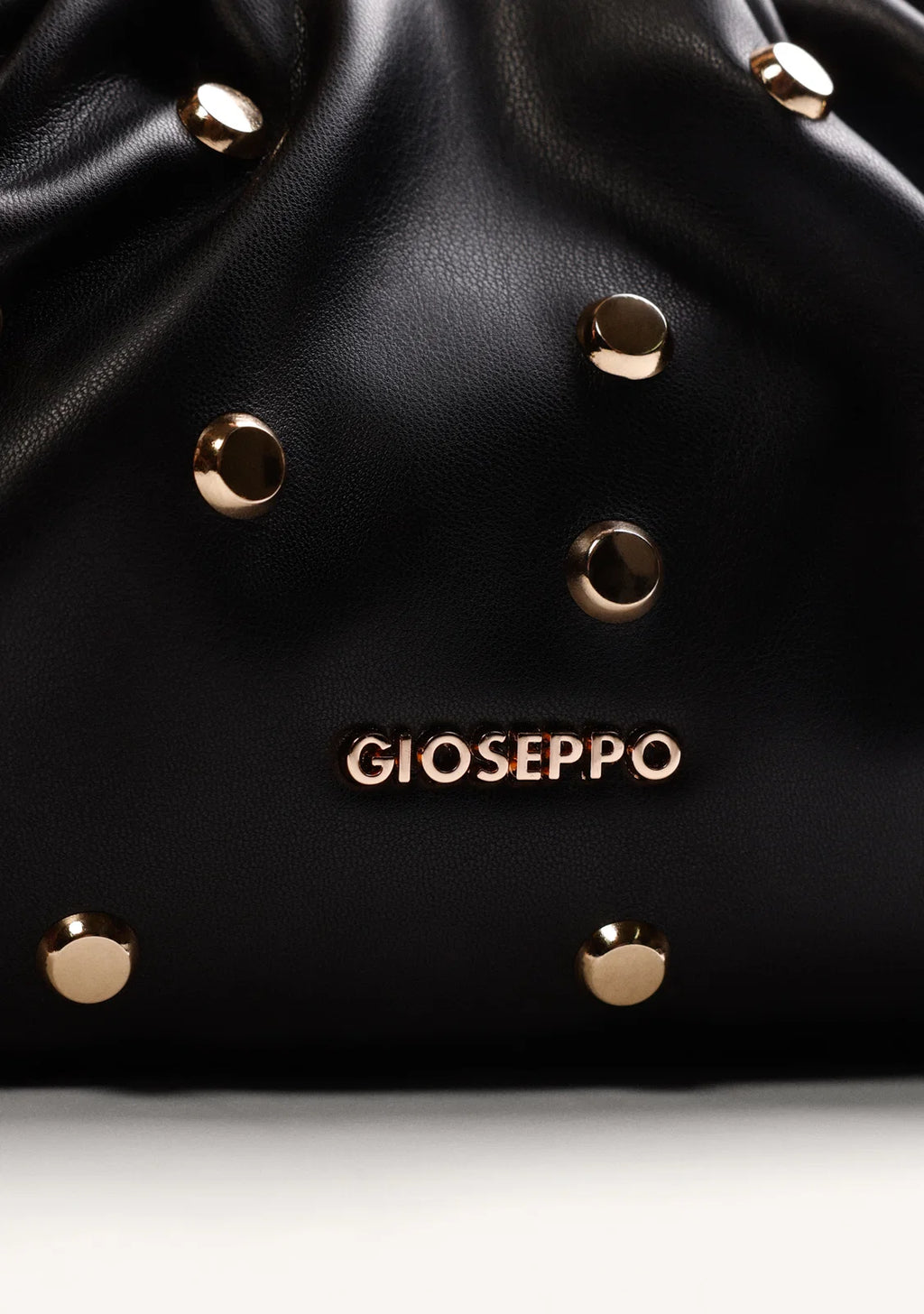 BOLSO BANDOLERA NEGRO EFECTO ARRUGADO TACHAS
