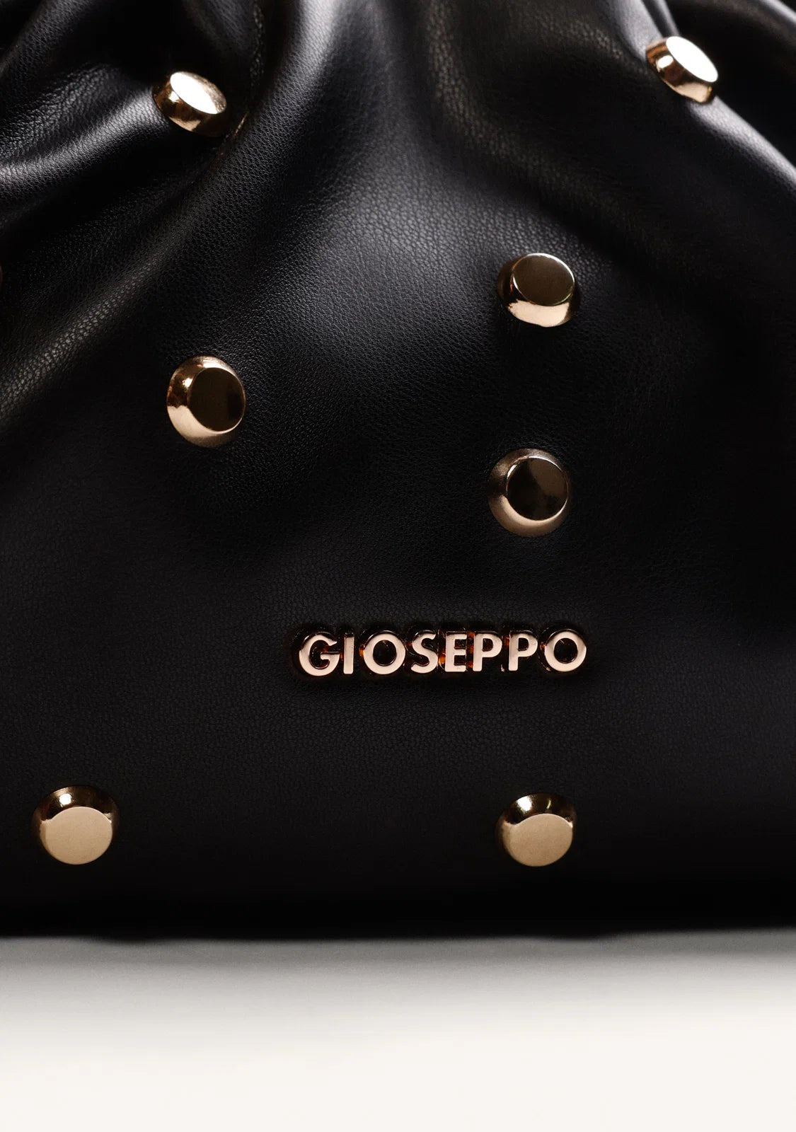 BOLSO BANDOLERA NEGRO EFECTO ARRUGADO TACHAS