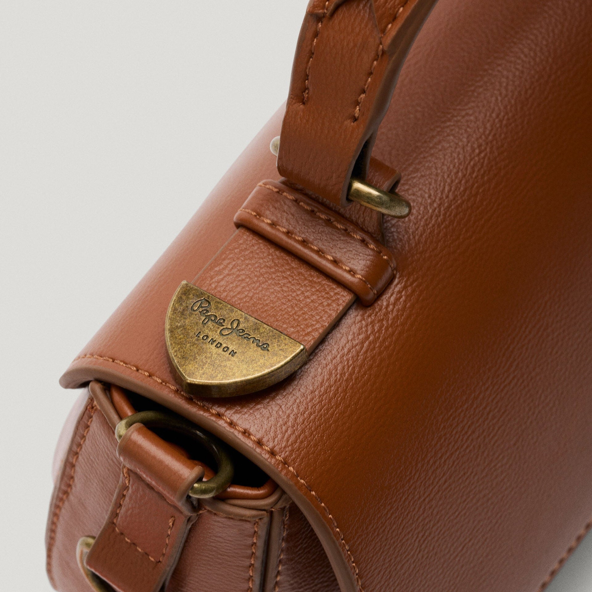 BOLSO BANDOLERA CON SOLAPA IDOIA HEXIA