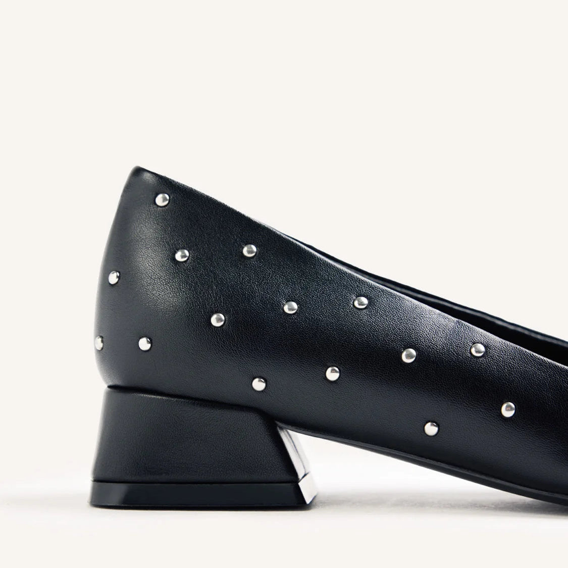 ZAPATOS TACÓN TACHAS